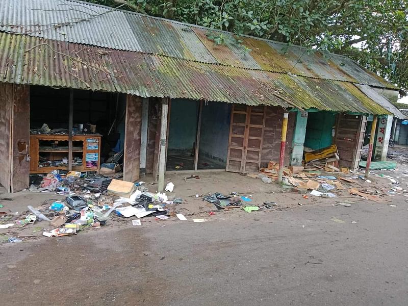 দিনাজপুরের বোচাগঞ্জ উপজেলার ঈশানিয়া ইউনিয়নের চৌরঙ্গী বাজারে গতকাল সোমবার সংখ্যালঘুদের দোকানপাট ভাঙচুর করা হয়